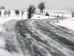 SJÍZDNOST: Většina vozovek na Vysočině je sjízdná jen s opatrností