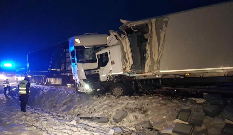 U Štoků se čelně střetly náklaďáky, doprava se zde řízena kyvadlově