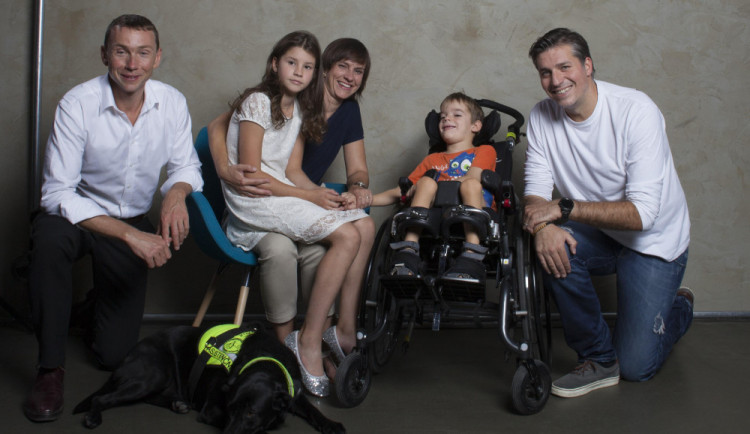 Petr Sýkora (vlevo) s jednou z rodin, který Dobrý anděl pomáhá