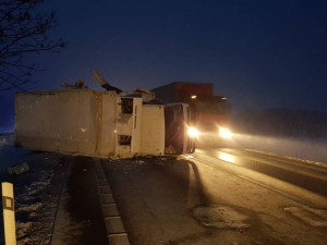 Včerejší srážka tří náklaďáků u Štoků přinesla víc než dvoumilionovou škodu a jedno zranění