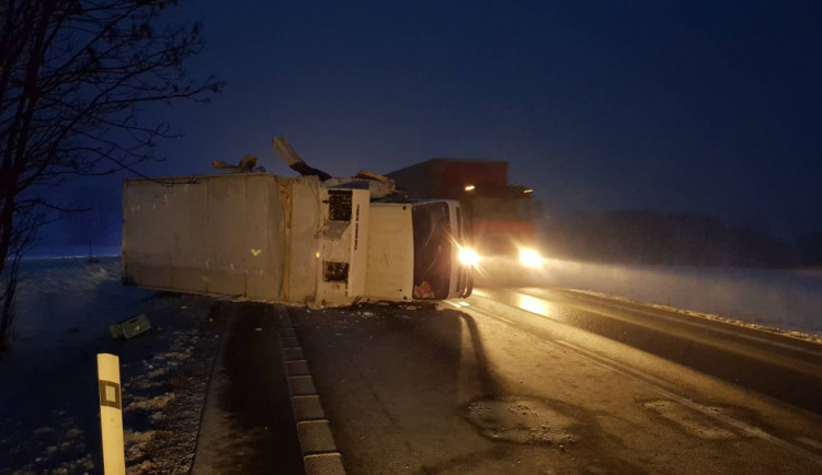 Včerejší srážka tří náklaďáků u Štoků přinesla víc než dvoumilionovou škodu a jedno zranění