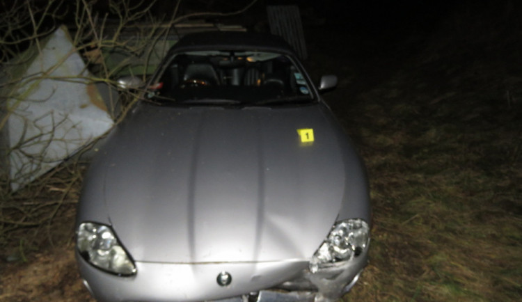 Mladý Američan vyváděl na Vysočině. Za tři dny dvakrát řídil opilý, měl bouračku a třikrát kradl