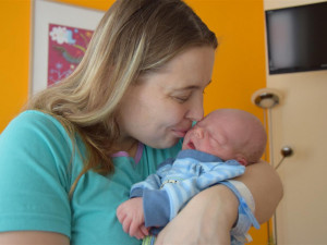 FOTO: První miminko roku 2019 bylo slavnostně přivítáno. Doma na něj čeká bráška Sebastian