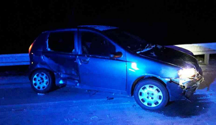 Ranní dopravní nehoda dvou osobních aut si vyžádala jedno zranění