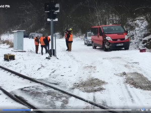 FOTO: V Bransouzích se srazila dodávka s vlakem. Řidič nezvládl včas zastavit před přejezdem