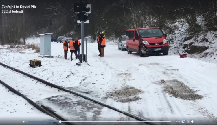 V Bransouzích se srazila dodávka s vlakem. Řidič nezvládl včas zastavit před přejezdem