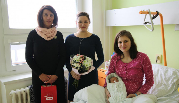 Prvním letošním občánkem Jihlavy je Jiřík. Přivítala ho i primátorka Karolína Koubová