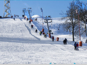 Víkend na Vysočině přilákal do skiareálů stovky lyžařů. Provozovatelé jsou zatím spokojení