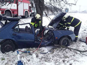 FOTO: Řidička se svým autem narazila do stromu. Vyprostit ji museli přivolaní hasiči