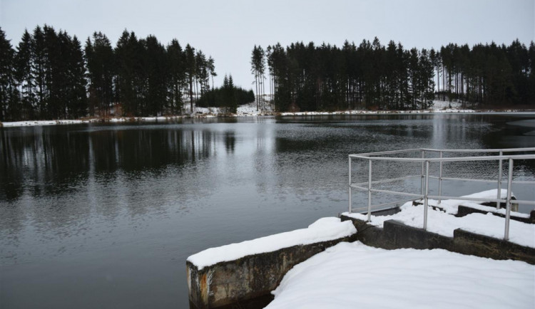Vydatnější srážky posledních dní pomohly. Voda v hubenovské nádrži pomalu stoupá