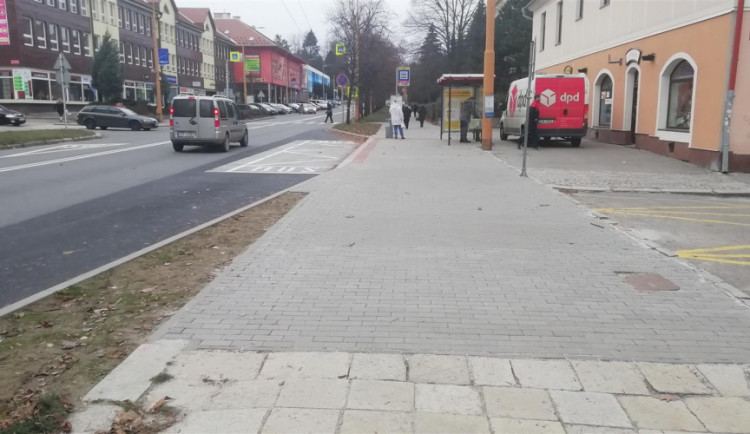 Zastávka na Žižkově ulici prošla modernizací. Práce vyšly na tři čtvrtě milionu korun