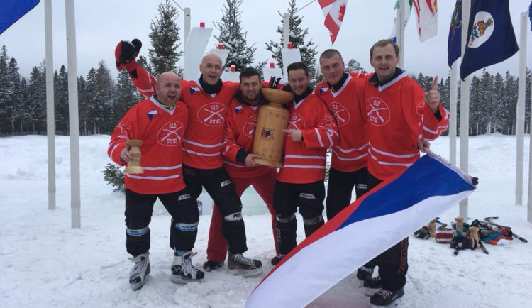 Tým Starý pušky ze Žďáru pojede do Kanady na Mistrovství světa v rybníkovém hokeji