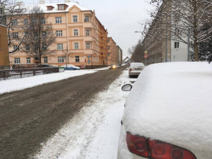 SJÍZDNOST: Provoz na Vysočině omezuje rozbředlý sníh, popadané stromy a uvízlá auta