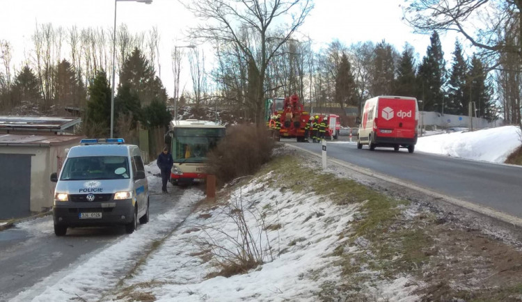 Havarovaný autobus na Telečské ulici