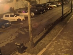 VIDEO: Majiteli auta v Jihlavě byla ukradena značka na přání. Nepoznáváte tři muže?