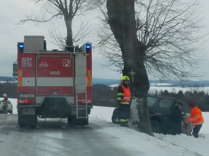 Dnešní dopravní nehody přinesly jednu oběť. Na silnici I/37 zemřel řidič osobního auta