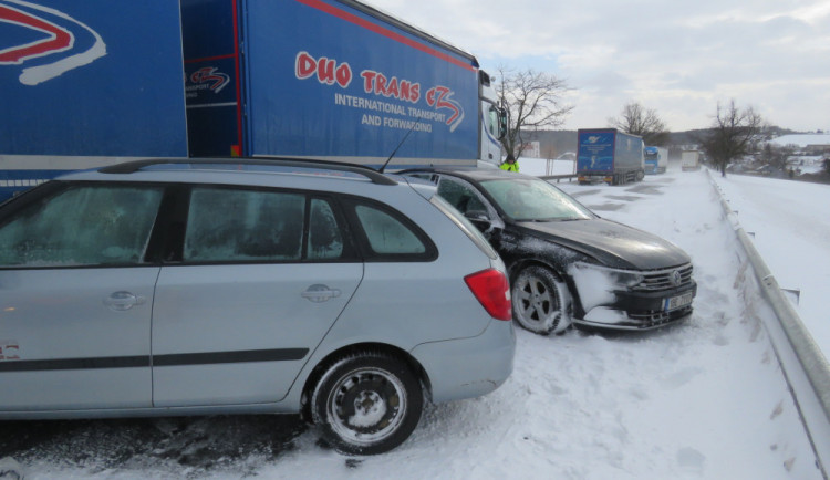 Mezi Stonařovem a Dlouhou Brtnicí se opět havarovalo, silnice je zcela neprůjezdná