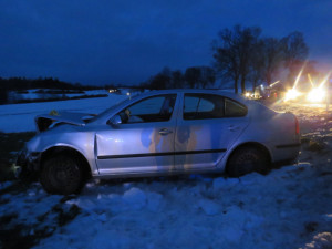 FOTO: Ranní nehoda tří aut uzavřela silnici na Humpolec. Škoda je skoro dva miliony korun