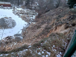 Do části hřbitova na Kalvárii byl omezen přístup. Kvůli skále, u které se sesula půda