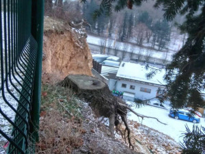 Do části hřbitova na Kalvárii byl omezen přístup. Kvůli skále, u které se sesula půda