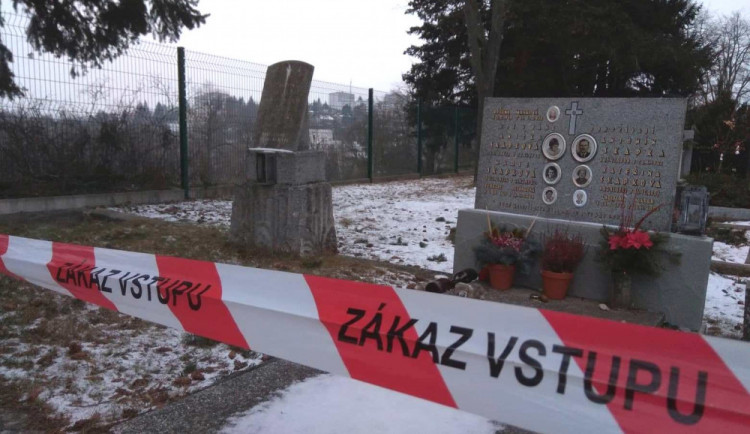 Do části hřbitova na Kalvárii byl omezen přístup. Kvůli skále, u které se sesula půda