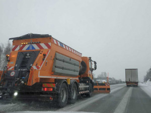 Nový sníh komplikuje dopravu na silnicích i železnici. Od rána se stalo patnáct nehod