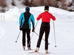 LYŽOVÁNÍ NA VYSOČINĚ: Do zimních středisek přijely stovky lyžařů. Jezdilo se až do noci