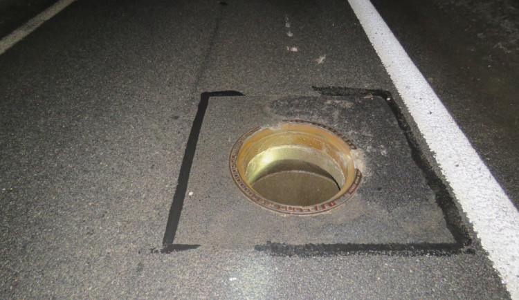 Řidič na přivaděči najel na poklop, který se zvednul. Úsek je uzavřený, byla vyznačena objížďka