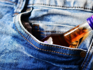 Jihlavští policisté odhalili dva zloděje. Jeden kradl v City Parku alkohol, druhý v Lidlu bonbony