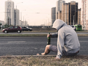 Opilý muž se povaloval v příkopu u silnice, nadýchal skoro 2 promile. Vystřízlivěl až na záchytce