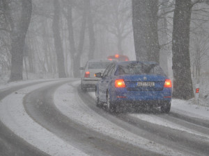 SJÍZDNOST: Řidiči musí být po nočním sněžení opatrní. Dálnice na 103. kilometru opět stojí