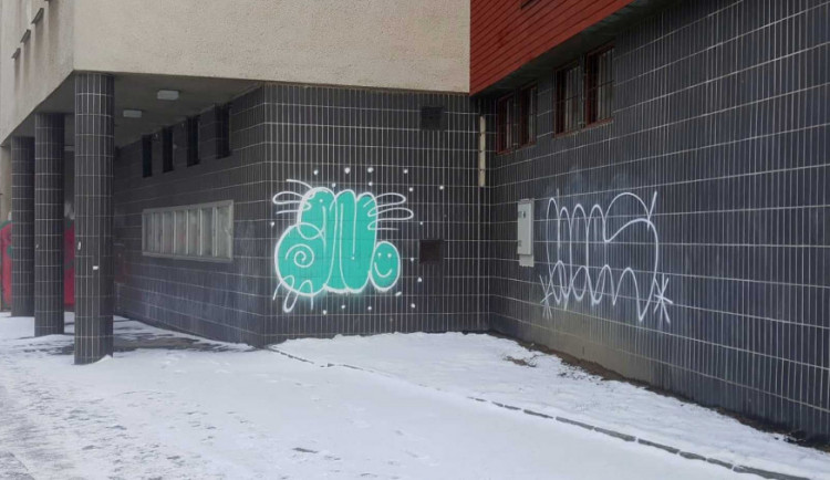  Jihlavskou Tolstého ulici „zdobí“ nové nápisy. Sprejera hledají policisté
