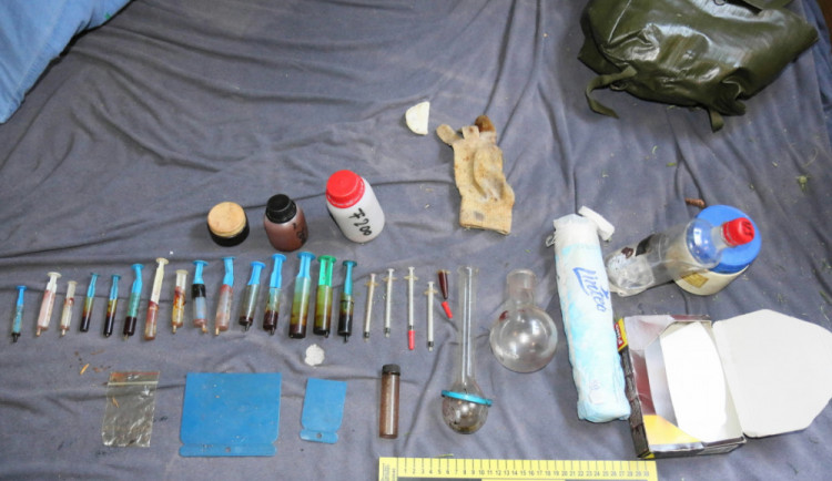 Kriminalisté zadrželi dealera pervitinu. Drogu vařil pro sebe a zároveň ji prodával zákazníkům