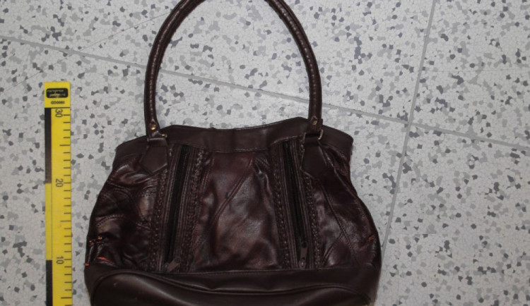 Kabelka, kterou zloděj vytrhl z ruky