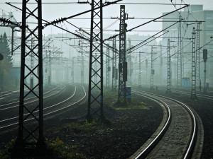 Tragédie v Havlíčkově Brodě. Na železničním mostě usmrtil vlak jednašedesátiletého muže