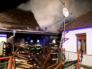 FOTO: Noční požár stodoly ve Staré Říši poškodil tři domy. Škoda je necelý milion korun