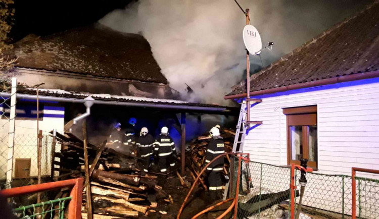 Noční požár stodoly ve Staré Říši poškodil tři domy. Škoda je necelý milion korun