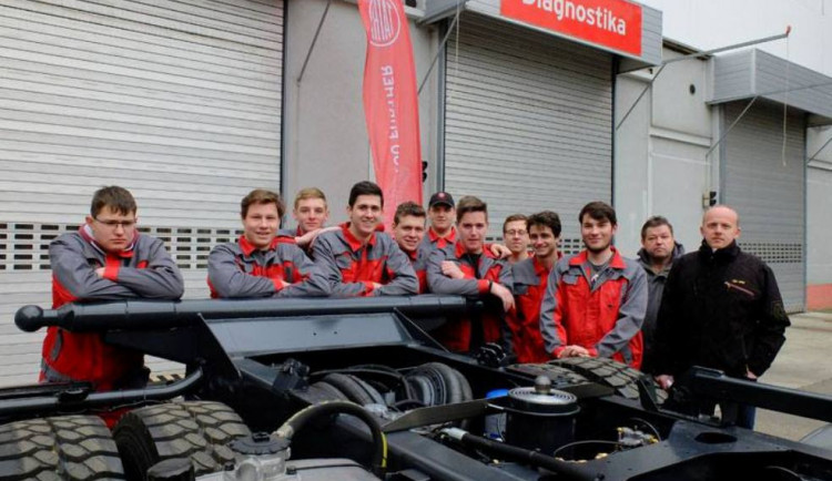 Studenti z třebíčské průmyslovky postavili novou Tatru. Využijí ji krajští silničáři