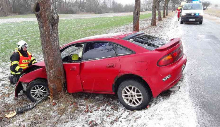 Dopravní nehoda osobního auta u Číhalína si vyžádala jedno zranění