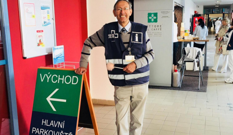Průvodce Lubomír Dvořáček byl oceněný. Lidem v nemocnici nejen radí, pomůže i se zavazadlem