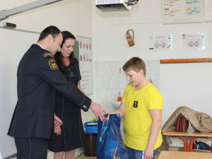 FOTO: Dva čtvrťáci z Polné pomohli seniorce, která upadla s chodítkem. Jsou příkladem pro ostatní, říká mluvčí hasičů Musilová