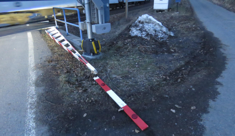 Než aby narazil do auta stojícího na přejezdu, zpřelámal řidič Avie závory a pokračoval v jízdě dál