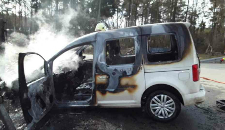 Smrtelná nehoda u Náměště: Řidič osobáku při odbočování vlevo motorkáře asi přehlédl