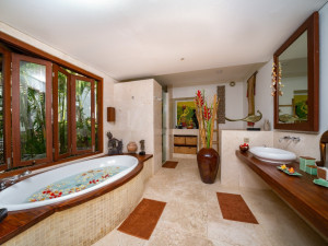 Opustili všechny a všechno, co jsme milovali. Sbalili celý svůj život do dvou kufrů, vzpomíná „Bába na Bali“