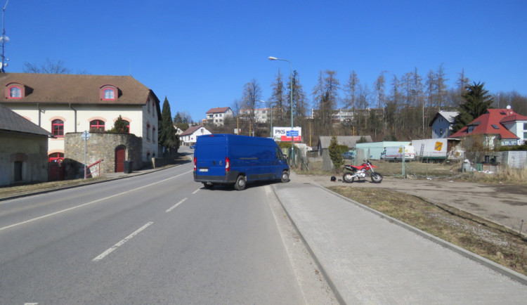 Na Humpolecké ulici se bouralo. Policie hledá svědky, kteří by pomohli s vyšetřováním