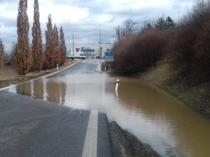 FOTO, VIDEO: Havárie vody u bazénu Evžena Rošického. Zaplavena byla i přilehlá křižovatka