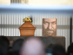 S Jiřím Pomeje se přišly rozloučit stovky lidí. Nechyběli ani kolegové z herecké branže