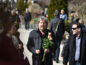 S Jiřím Pomeje se přišly rozloučit stovky lidí. Nechyběli ani kolegové z herecké branže