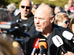 S Jiřím Pomeje se přišly rozloučit stovky lidí. Nechyběli ani kolegové z herecké branže