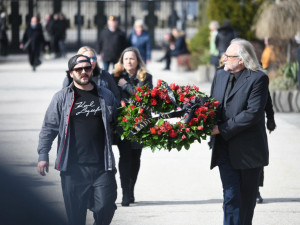 S Jiřím Pomeje se přišly rozloučit stovky lidí. Nechyběli ani kolegové z herecké branže